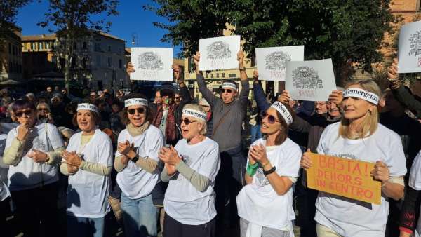 Alcuni manifestanti a Trastevere per la manifestazione contro le Osp.